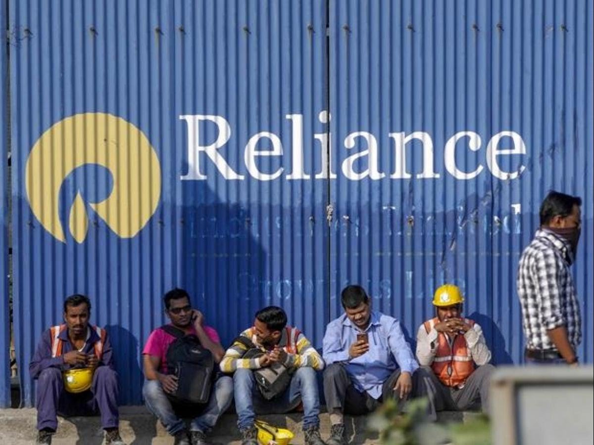 Analysts see the tide changing for Reliance Industries stock