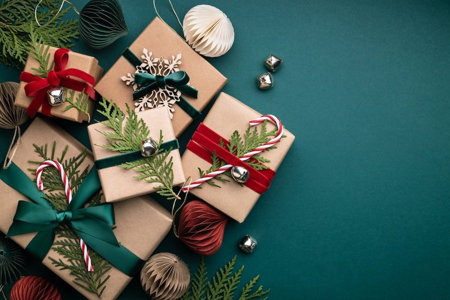 Paper Products: Create seasonal paper products like cards and stationery.

